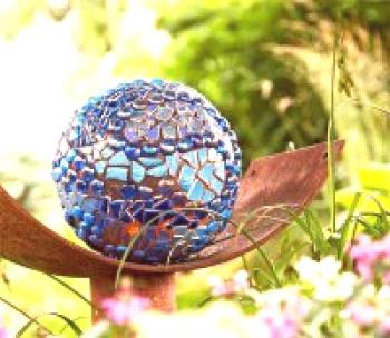 Стъклен декор в градината: крехко великолепие на ниска цена