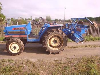 Minitraktor na delu - video, obdelava tal z minitraktorjem, delo traktorja na terenu