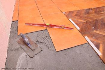 Съвместни подови настилки: Как да се ламинират и плочки?