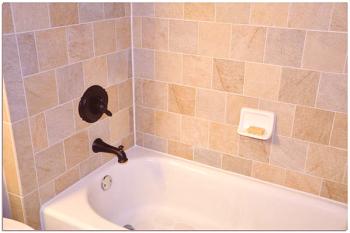 Как да затворите и запечатате фугата между банята и стената
