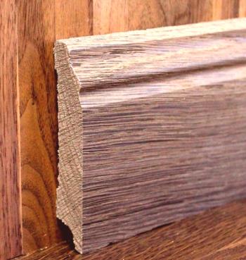Široká dřevěná podlahová lišta