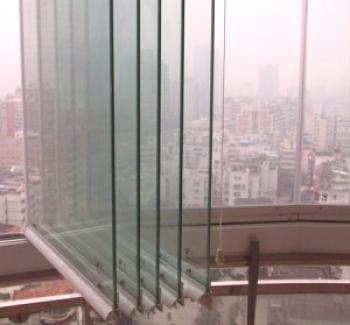Frameless zasteklitev balkonov: steklo značilnosti, prednosti in slabosti