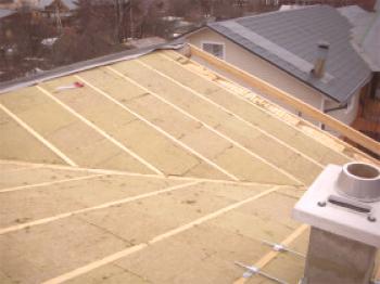 Как да се изолират покрива на къщата: видео, по-добре на материала