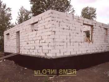 Vlastníma rukama stavíme dům s plynovým betonem: montáž na zeď.