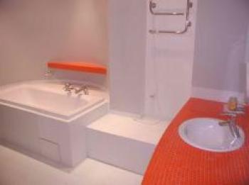 Moderno i tradicionalno uređeno kupatilo