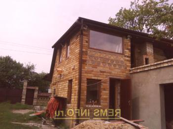 Izolace domu pěnovými polystyrenovými deskami na příkladu fasády malého venkovského domu.