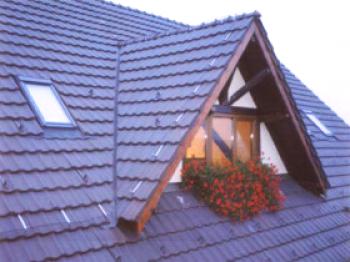 Mansardová střecha: okapové žlaby, zařízení a instalace, izolace podkroví