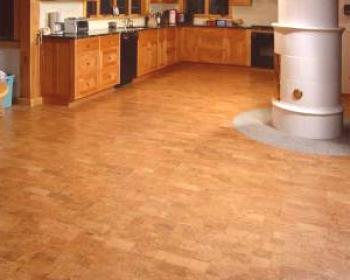 Korkové podlahy v kuchyni: klady a zápory.