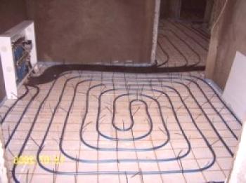 Подът на топлата вода в апартамента - възможно ли е?
