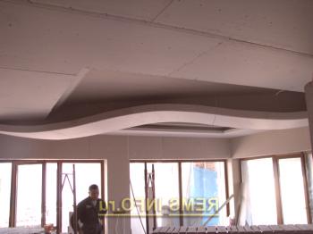 Konstrukce stropu ze sádrokartonu - volně posuvný zakřivený prvek na úhlopříčce místnosti.