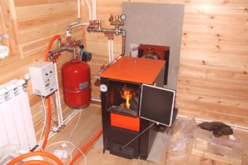Kombinované palivové dřevo pro vytápění: dvouokruhové a jednookruhové, instalace a údržba