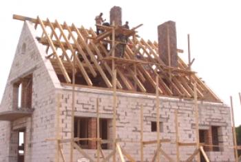 Zastřešení domu vlastníma rukama: jak začít zakrýt a dát dohromady střechu