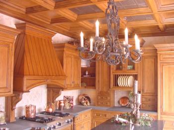 Správně je vybráno zařízení stropu v dřevěném domě