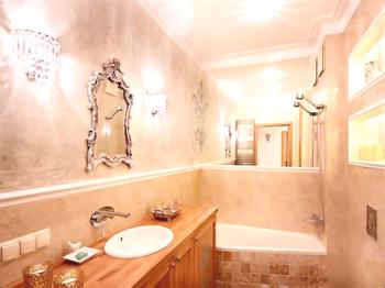 Декоративна мазилка в банята: вариант на стенна водопровод