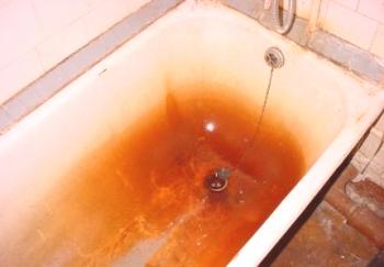 За да се измие чугунена баня, без да се повреди емайла: най-добрите покупки и народни средства