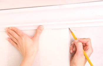 Как да правилно залепени тавана перваза (канавката) със собствените си ръце