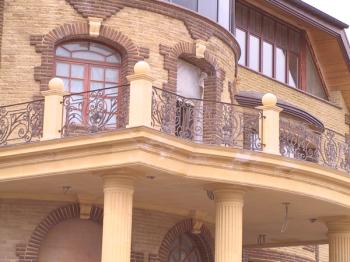 Kované balkony: dekorace fasády