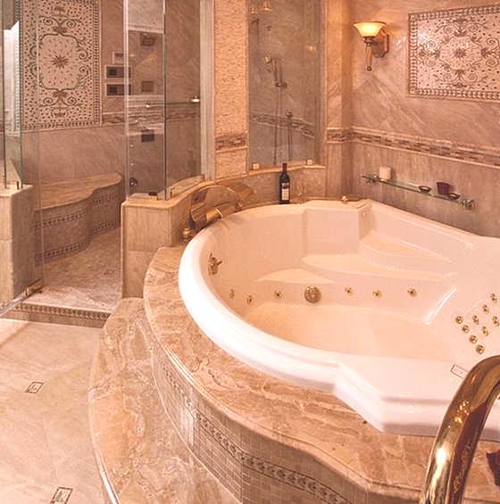 Естествен камък - елегантен и стилен материал във вътрешността на банята