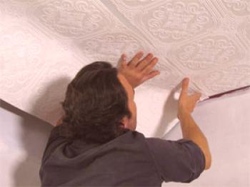 Как красиво и правилно залепени тавани тапети