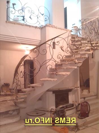Бетонни стълби към втория етаж в частна къща: пример + снимка.