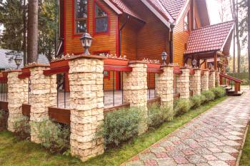 Zdobení dřevěného domu venku: krásná a teplá fasáda