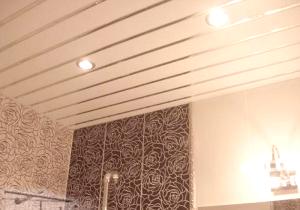 Závěsný strop v koupelně - namontován vlastními rukama
