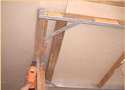 Přizpůsobení pro zvedání sádrokartonových desek ke stropu