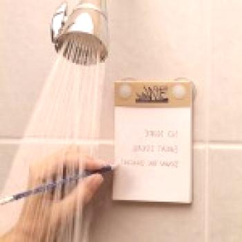 Praktická a povinná věc pro sprchu