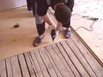 Jak vyrovnat dřevěnou podlahu dýhou