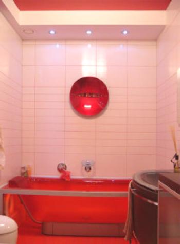 Červeno-bílá koupelna je způsob zdobení této zářivé barvy s přidáním bílé