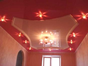 Монтажът на лампи в опънати тавани е, че можете да го направите сами