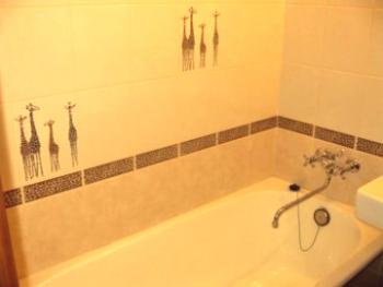 Полагане на плочки в банята: правила, опции, работен ред, видео инструкции