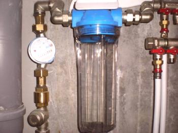 Filtr pro úpravu vody pro instalatérské práce v bytě a chatě