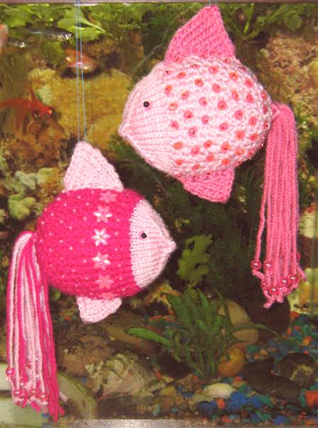 Златната рибка е описание на плетене на мека играчка върху игли за плетене