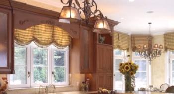 Okenní dekorace se záclonami při kombinovaném obývacím pokoji a kuchyni