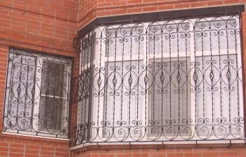 Ковани решетки на прозорците - сигурността на стаята ви