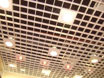 Монтаж на шарнирен таван Грилято: монтажната схема на клетъчната висяща конструкция