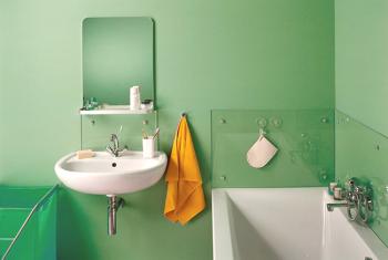 Obarvení stěn v koupelně: proces nanášení barvy od A do Z