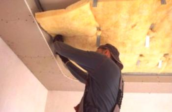 Zvočna izolacija stropa v stanovanju: skupni materiali in faze obdelave