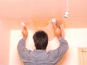 Jak správně tapetovat tapety na stropě