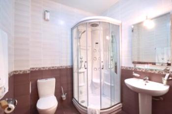 Дизайн на баня с душ кабина в Хрушчов от снимка на плочки
