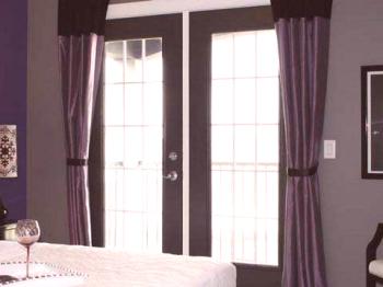 Design balkónových dveří: zdobené záclonami, žaluziemi