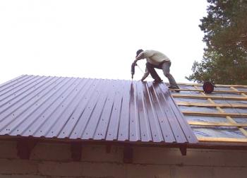 Гофрирано покритие за покрив - което е по-добре, видове материали, как да се направи покривна конструкция - подробни инструкции, виж видео и снимка