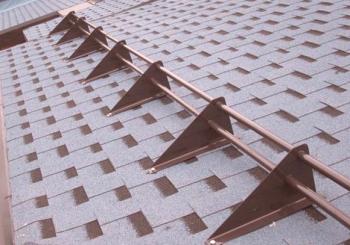 Покривни заграждения за експлоатирани и наклонени покриви с метални перила, снимки и видео