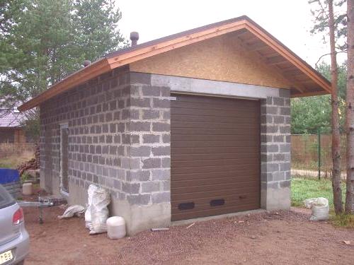 Gradimo garažu s ekspandiranim glinenim betonom. foto