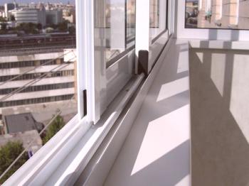 Zasklení balkonů z hliníku: studená verze se spolehlivou montáží