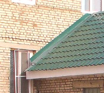 Uzel přilehlé střechy ke zdi, zařízení, sousedící s měkkou střechou