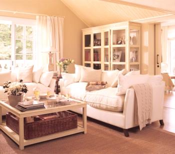 Útulný obývací pokoj s nábytkem ve stylu Provence