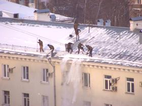 Odstranitev snega s strehe je nujen ukrep