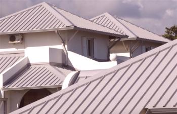 Zařízení kovové střechy, jak si vyrobit vlastní instalaci - technologie, typy a design krytu, foto a video příklady.